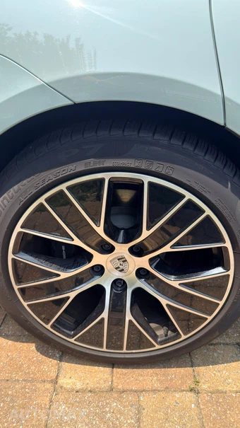 2025 Porsche Taycan - miniatura 7
