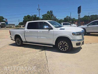 2025 Ram 1500 Laramie Crew Cab Short Bed - miniatura 4