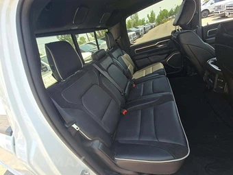 2025 Ram 1500 Laramie Crew Cab Short Bed - miniatura 16