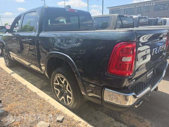 2025 Ram 1500 Laramie Crew Cab Short Bed - miniatura 2
