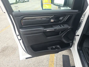 2025 Ram 1500 Limited Crew Cab Short Bed – miniatura 9