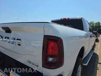 2025 Ram 2500 Big Horn Crew Cab Medium Bed - miniatura 4