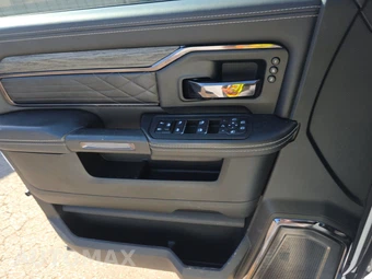 2025 Ram 3500 Limited Crew Cab Long Bed DRW – miniatura 9