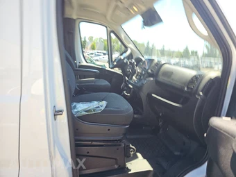 2025 Ram ProMaster 2500 Cargo Van Tradesman w/Passenger Seat Low Roof 136.0" WB - miniatura 8