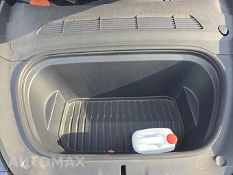 2025 Tesla Model Y Long Range – miniatura 15