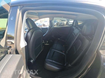 2025 Tesla Model Y Long Range - miniatura 10