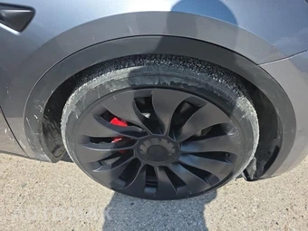 2025 Tesla Model Y Performance - miniatura 9