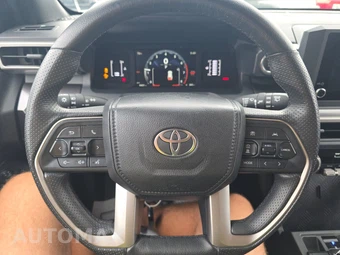 2025 Toyota 4Runner SR5 - miniatura 10