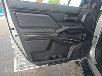 2025 Toyota 4Runner SR5 - miniatura 9