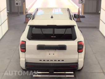 2025 Toyota 4Runner SR5 - miniatura 5