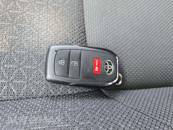 2025 Toyota 4Runner SR5 - miniatura 8