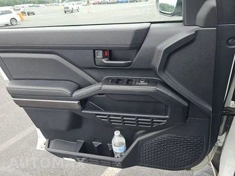 2025 Toyota 4Runner SR5 - miniatura 9