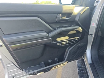 2025 Toyota 4Runner SR5 - miniatura 9