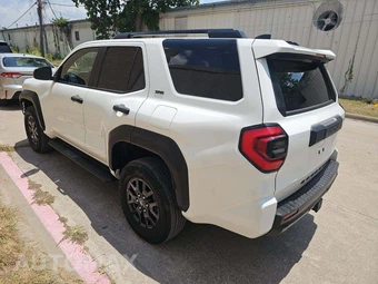 2025 Toyota 4Runner SR5 - miniatura 2
