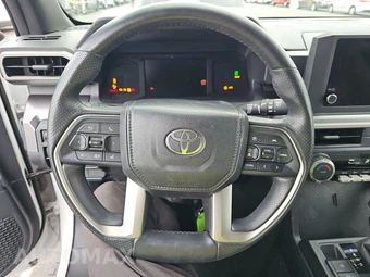 2025 Toyota 4Runner SR5 - miniatura 10