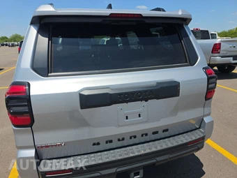 2025 Toyota 4Runner SR5 - miniatura 5