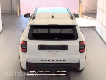 2025 Toyota 4Runner SR5 - miniatura 5