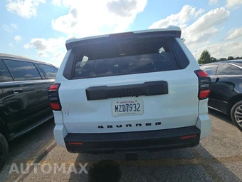 2025 Toyota 4Runner SR5 - miniatura 5