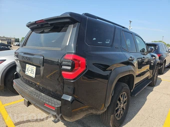 2025 Toyota 4Runner SR5 - miniatura 4