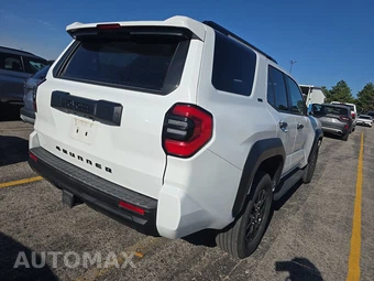 2025 Toyota 4Runner SR5 - miniatura 4