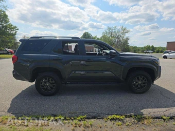 2025 Toyota 4Runner SR5 - miniatura 4