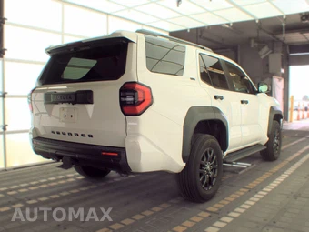 2025 Toyota 4Runner SR5 - miniatura 4