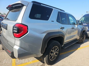 2025 Toyota 4Runner SR5 - miniatura 4