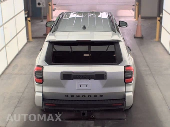 2025 Toyota 4Runner SR5 - miniatura 5
