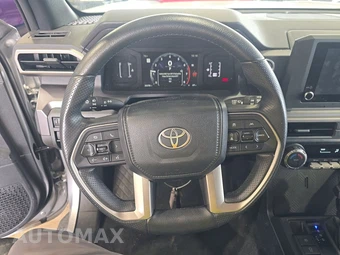 2025 Toyota 4Runner SR5 - miniatura 10