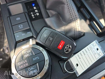 2025 Toyota 4Runner TRD Off-Road - miniatura 8