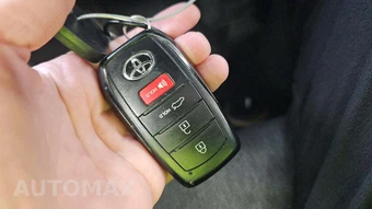 2025 Toyota Camry LE - miniatura 18