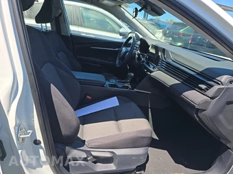 2025 Toyota Camry LE – miniatura 8