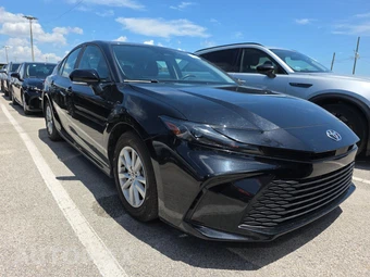 2025 Toyota Camry LE - miniatura 3