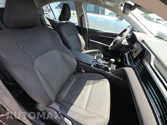2025 Toyota Camry LE - miniatura 8