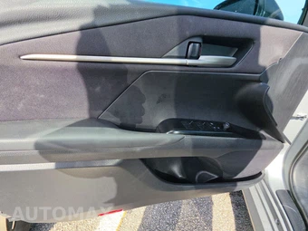 2025 Toyota Camry LE - miniatura 9
