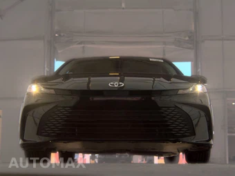 2025 Toyota Camry LE - miniatura 3