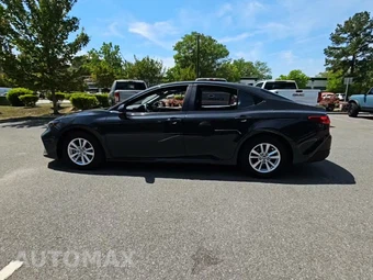 2025 Toyota Camry LE – miniatura 3