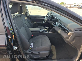 2025 Toyota Camry LE - miniatura 8