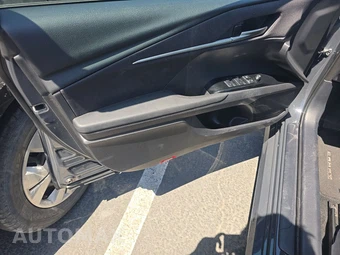 2025 Toyota Camry LE - miniatura 9