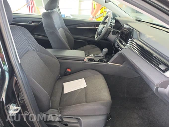 2025 Toyota Camry LE - miniatura 8