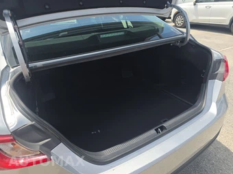 2025 Toyota Camry LE - miniatura 17