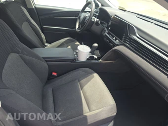 2025 Toyota Camry LE - miniatura 8