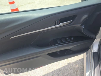 2025 Toyota Camry LE - miniatura 9