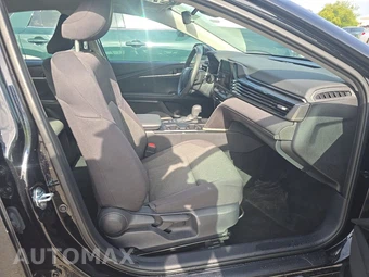 2025 Toyota Camry LE - miniatura 8
