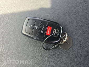 2025 Toyota Camry LE - miniatura 5
