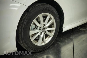 2025 Toyota Camry LE - miniatura 3