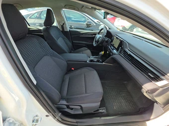 2025 Toyota Camry LE - miniatura 8