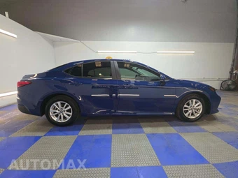 2025 Toyota Camry LE - miniatura 4