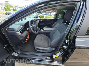 2025 Toyota Camry LE - miniatura 3