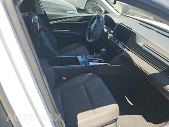2025 Toyota Camry LE - miniatura 8